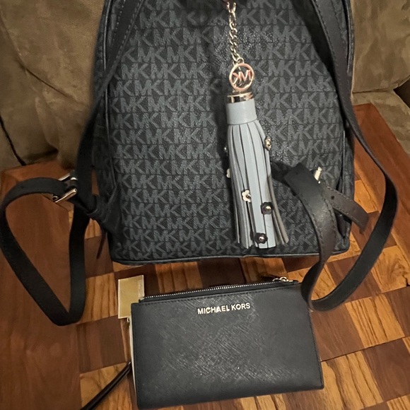 Michael Kors Wallet/ Wristlet style conveniently wristlet for on the go errands - Picture 1 of 5